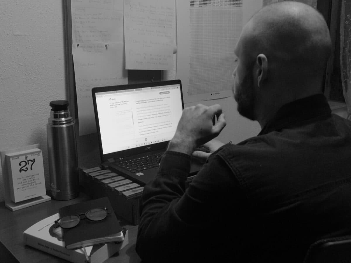 Francesco Cinori al lavoro con un cliente